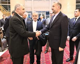 دکترحسین امیرعبداللهیان وزیرامورخارجه با استقبال‌احمد قربان اف معاون وزیر امور خارجه ترکمنستان وارد فرودگاه عشق‌آباد شد.